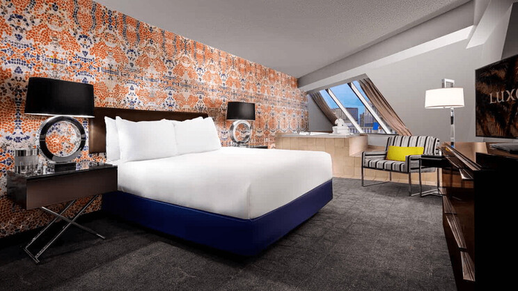 Pyramid Premium Corner Suite